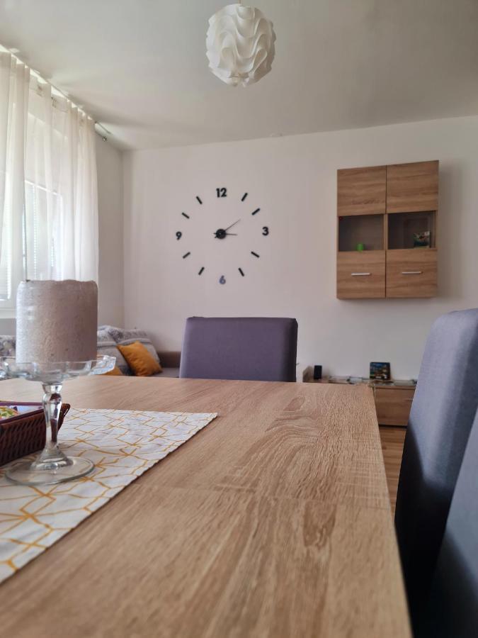 Apartment Pemper - Self Check In And Check Out Otocac Ngoại thất bức ảnh