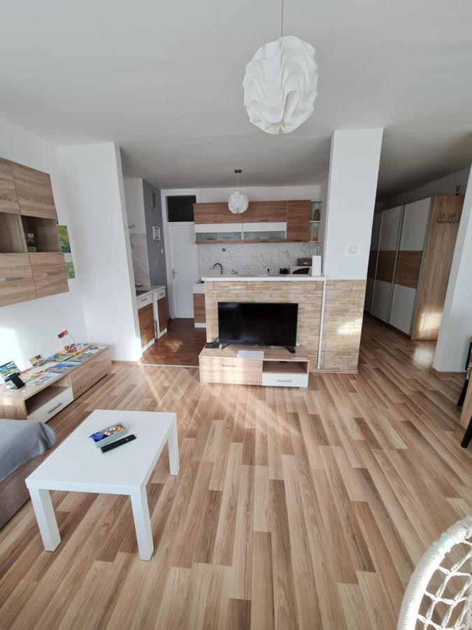 Apartment Pemper - Self Check In And Check Out Otocac Ngoại thất bức ảnh