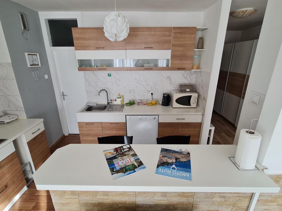 Apartment Pemper - Self Check In And Check Out Otocac Ngoại thất bức ảnh