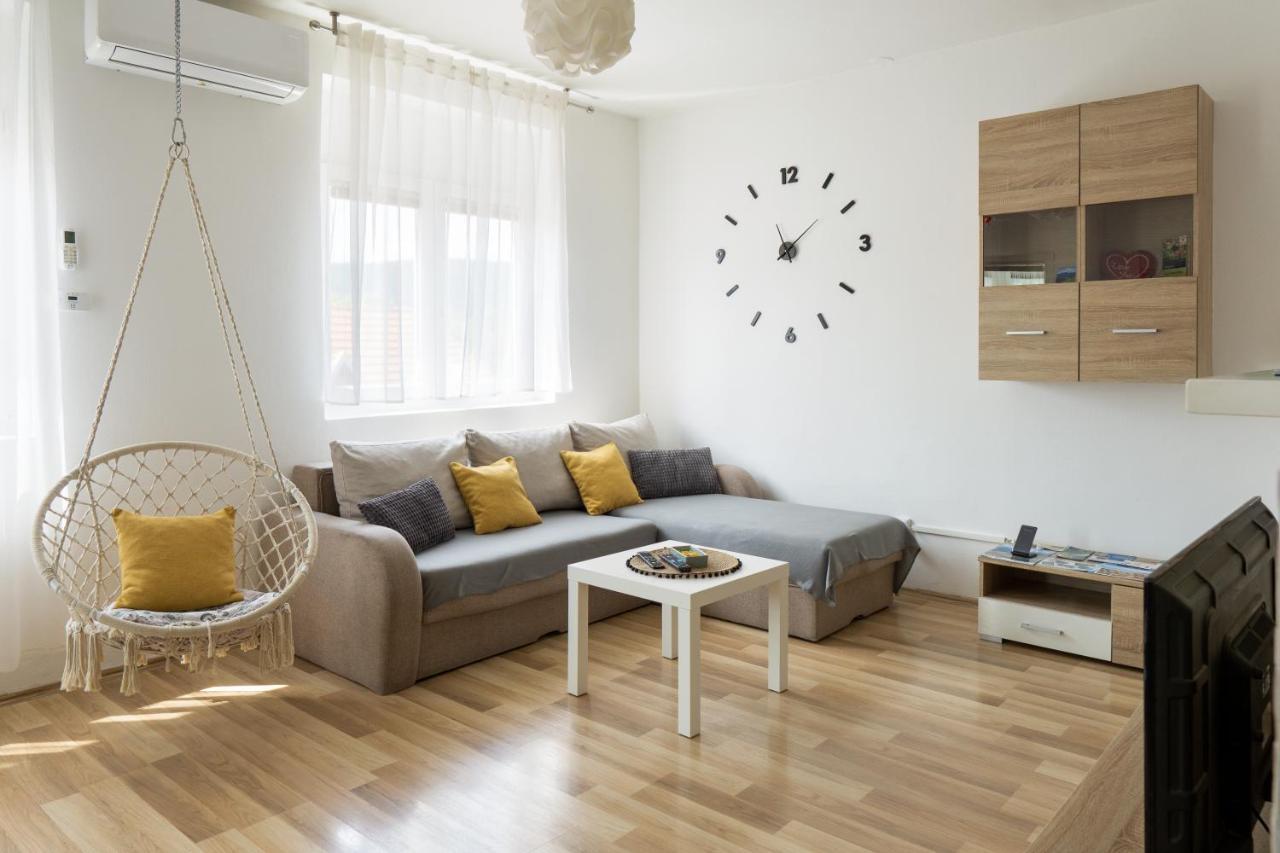 Apartment Pemper - Self Check In And Check Out Otocac Ngoại thất bức ảnh