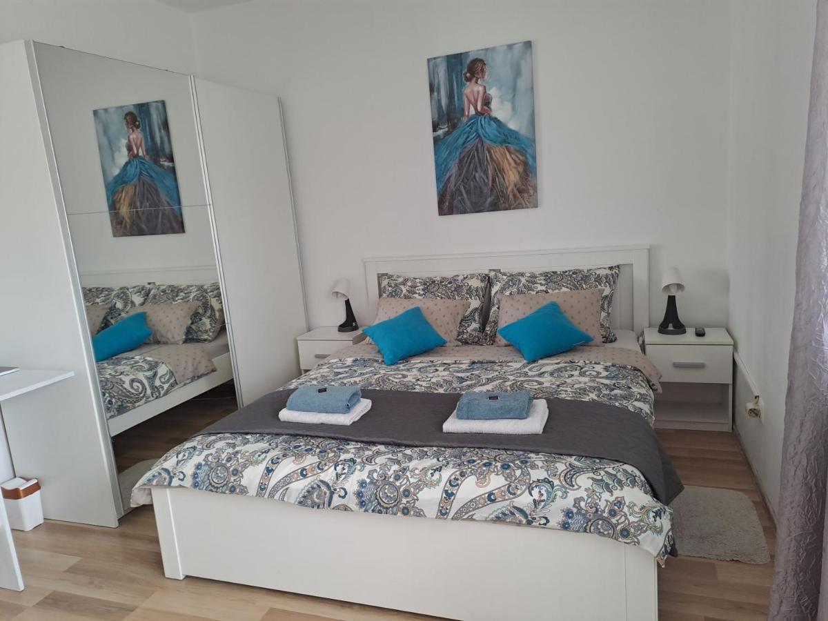 Apartment Pemper - Self Check In And Check Out Otocac Ngoại thất bức ảnh