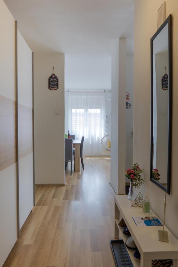 Apartment Pemper - Self Check In And Check Out Otocac Ngoại thất bức ảnh