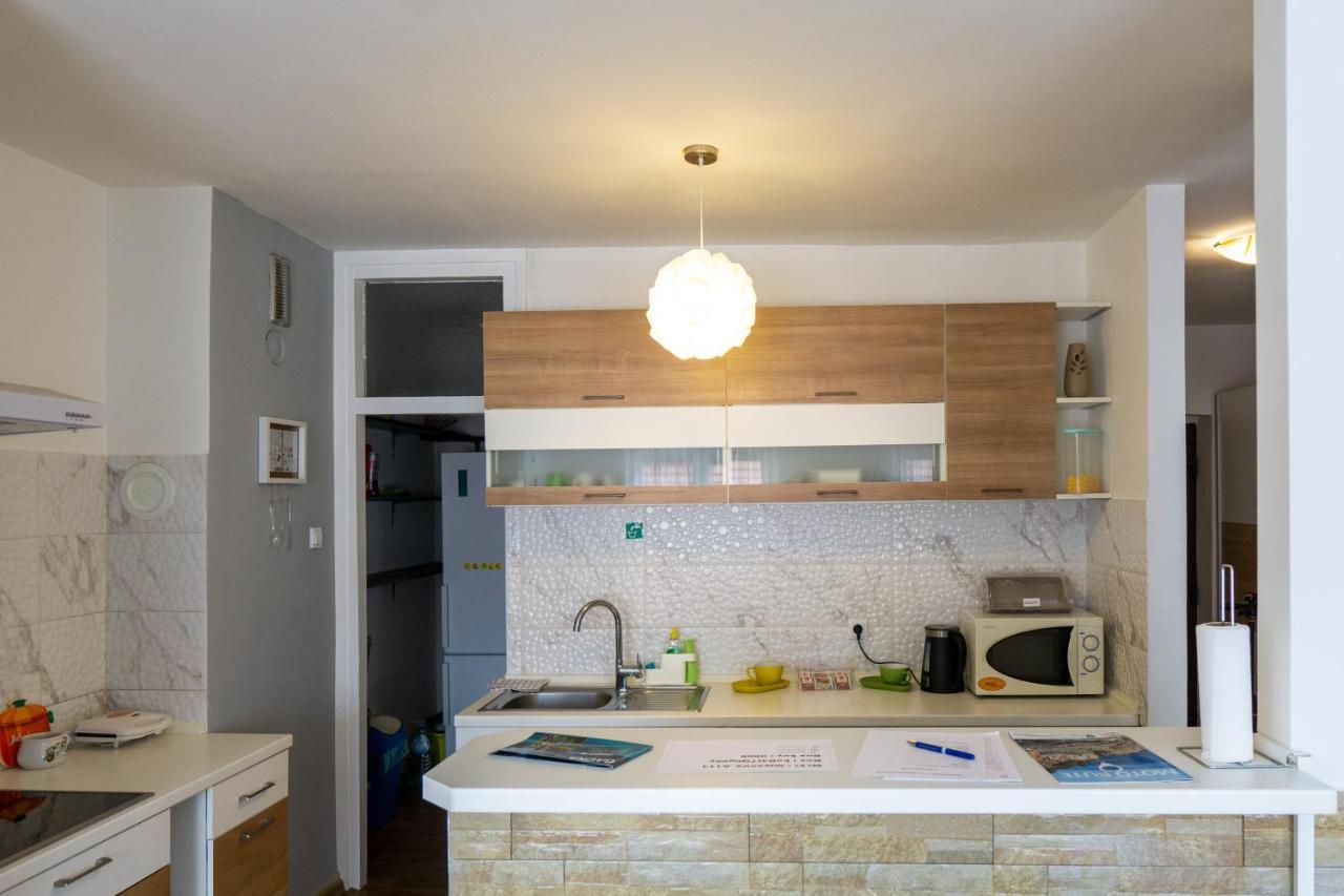 Apartment Pemper - Self Check In And Check Out Otocac Ngoại thất bức ảnh