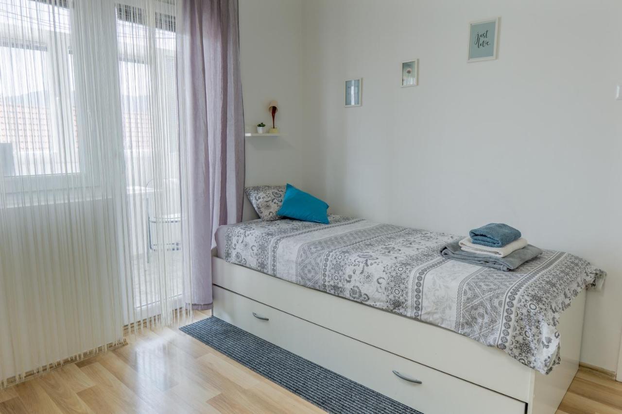Apartment Pemper - Self Check In And Check Out Otocac Ngoại thất bức ảnh